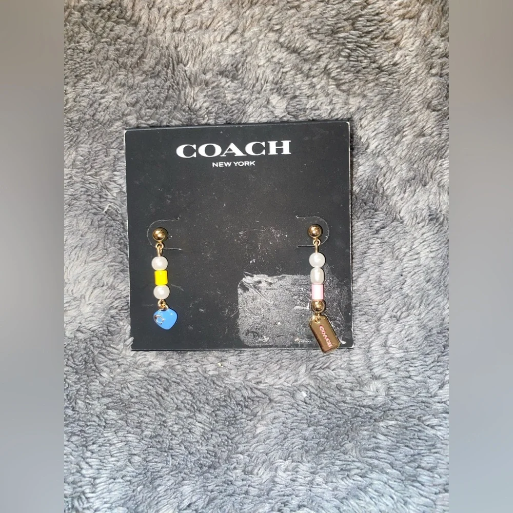 BNWT COACH Faux Pearl Signature Charm Mismatched Linear Earrings $75 - Picture 3 of 4